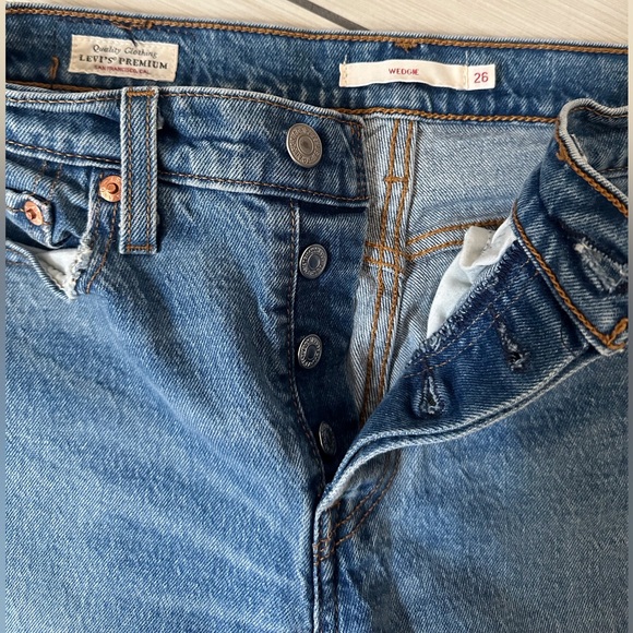 Levi’s Wedgie jean - Picture 2 of 3